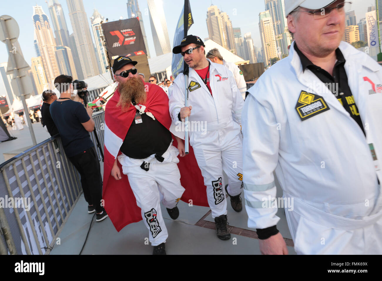 Dubaï, Émirats arabes unis. Mar 11, 2016. Le vendredi 11 mars, 2016, DUBAÏ, ÉMIRATS ARABES UNIS. Dubaï accueille le premier concours international de drone, attirant plus de 150 pilotes de drones et leurs équipes de partout dans le monde pour concourir pour un prix de 1 million de dollars. La compétition voit les équipes concourir sur une piste à Skydive Dubai, près de Dubai marine. 150 équipes qualifiées et s'est rendu à Dubaï. Cependant, tout au long de la semaine, 118 équipes ont été éliminés, ne laissant que 32 équipes de participer ensemble à la finale, qui a eu lieu sur deux jours - 11 et 12 mars 2016. Sur la photo : FPV pilotes et les membres de l'équipe de course à pied ou Banque D'Images