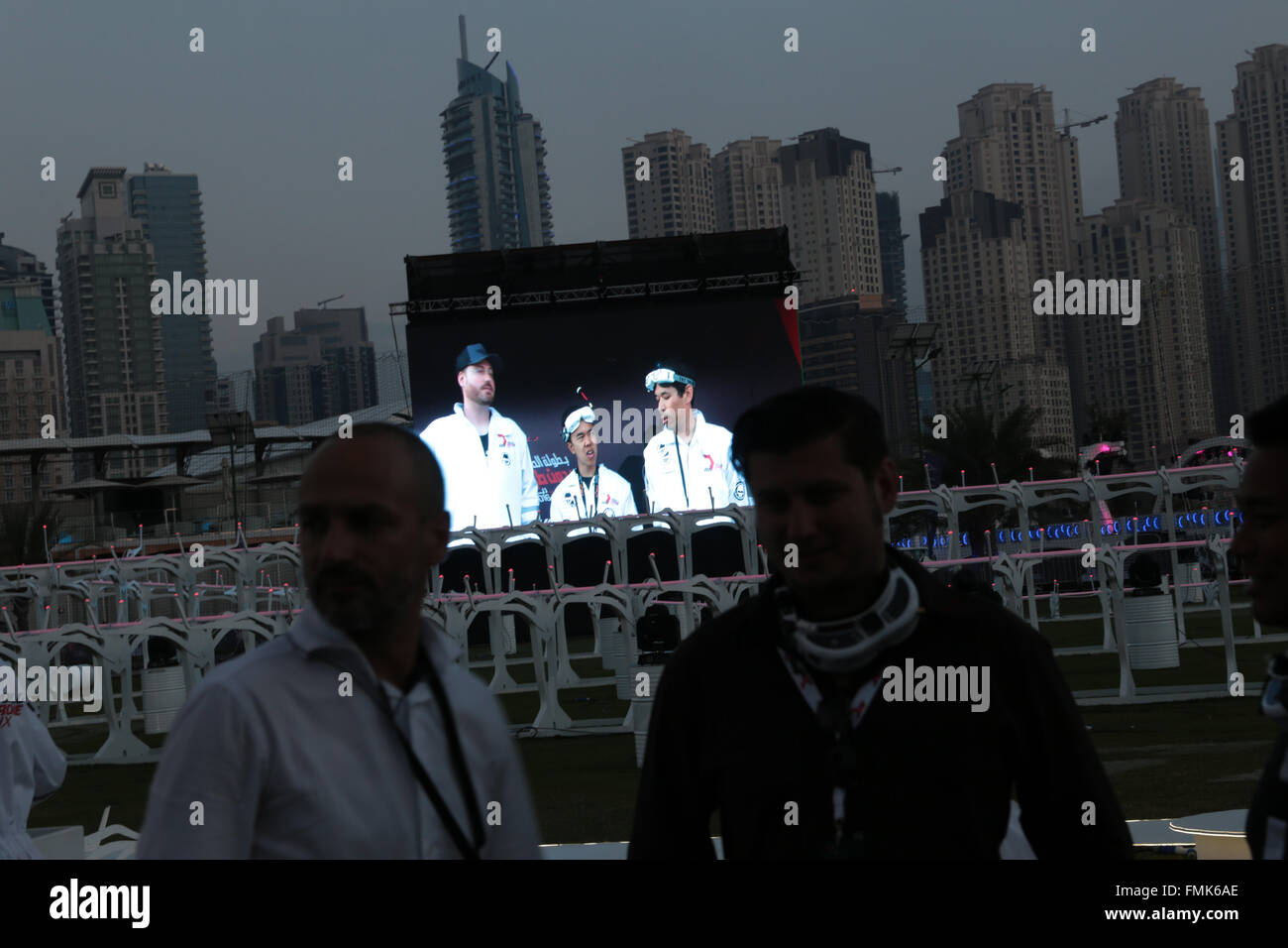 Dubaï, Émirats arabes unis. Mar 11, 2016. Le vendredi 11 mars, 2016, DUBAÏ, ÉMIRATS ARABES UNIS. Dubaï accueille le premier concours international de drone, attirant plus de 150 pilotes de drones et leurs équipes de partout dans le monde pour concourir pour un prix de 1 million de dollars. La compétition voit les équipes concourir sur une piste à Skydive Dubai, près de Dubai marine. 150 équipes qualifiées et s'est rendu à Dubaï. Cependant, tout au long de la semaine, 118 équipes ont été éliminés, ne laissant que 32 équipes de participer ensemble à la finale, qui a eu lieu sur deux jours - 11 et 12 mars 2016. Photo : vue sur le grand écran © David Stock/Alamy Banque D'Images