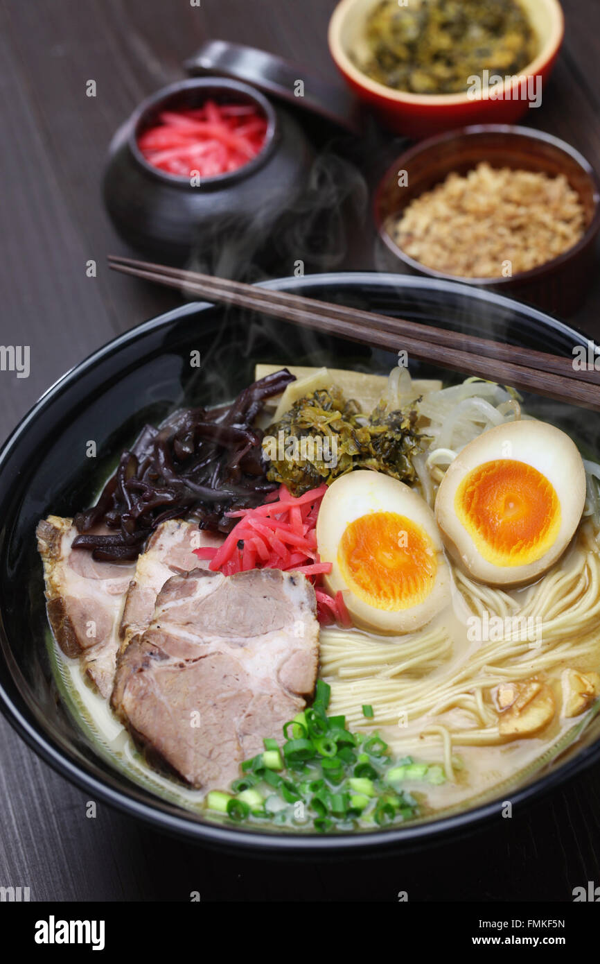 Tonkotsu ramen japonais, nouilles bouillon d'os de porc Photo Stock Alamy