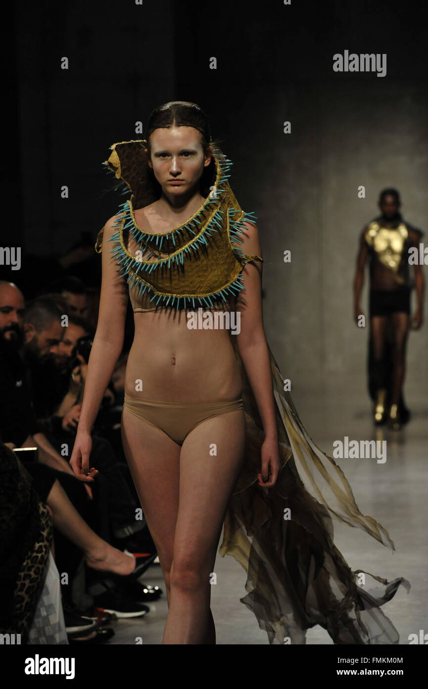 Lisbonne, Portugal. 12 mars, 2016. A model mettant en valeur l'une des dernières créations de l'Olga Noronha Lisbon Fashion Week Automne Hiver 2016/17. Credit : Miguel Quesada / Alamy Live News. Banque D'Images