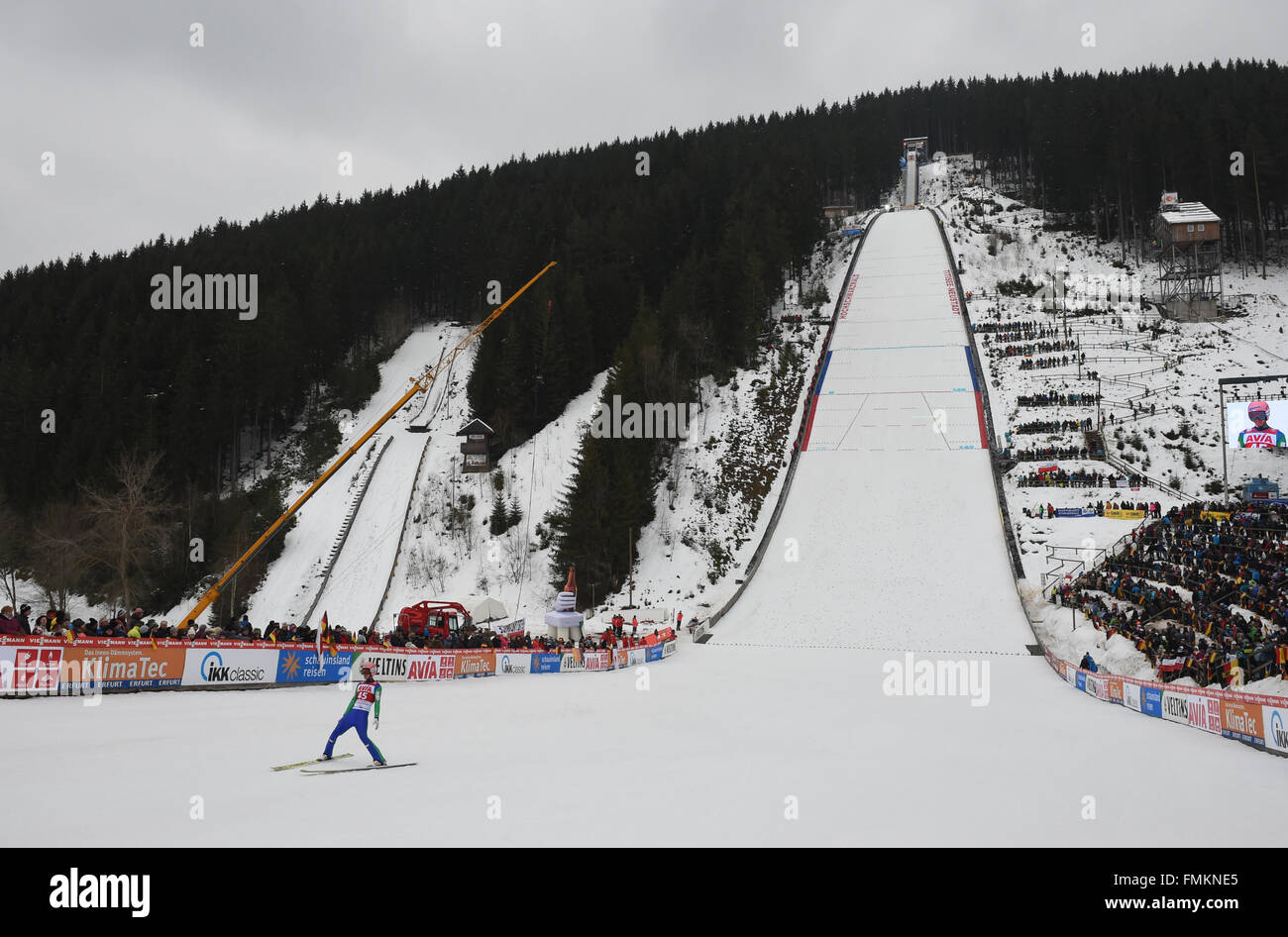 Titisee-Neustadt, Allemagne. Mar 12, 2016. Vue générale du Hochfirst le saut à ski hill au cours du deuxième tour de l'individu grande colline compétition à la Coupe du monde de saut à ski FIS à Titisee-Neustadt, Allemagne, 12 mars 2016. Photo : PATRICK SEEGER/dpa/Alamy Live News Banque D'Images