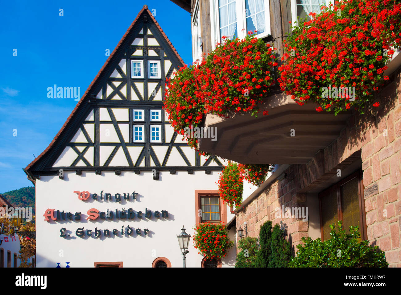 Détail de la dégustation de vins chambre avec balcon de géraniums rouge,SANKT MARTIN, Rhénanie-Palatinat, Allemagne. Banque D'Images