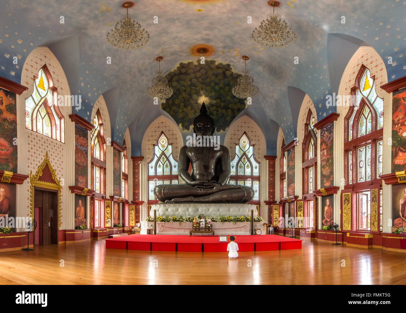 Statue de Bouddha à l'intérieur de l'emplacement du temple Thaï en Thaïlande Banque D'Images