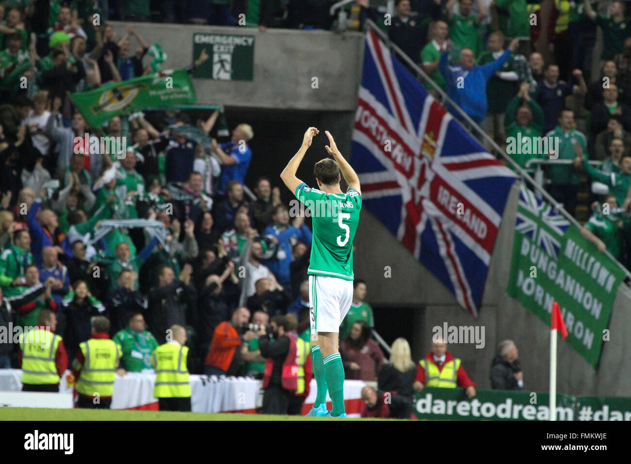 07 Sept 2015 - Euro 2016 Qualifications - Groupe F - Irlande du Nord 1 Hongrie 1. L'Irlande du defender Jonny Evans. Banque D'Images