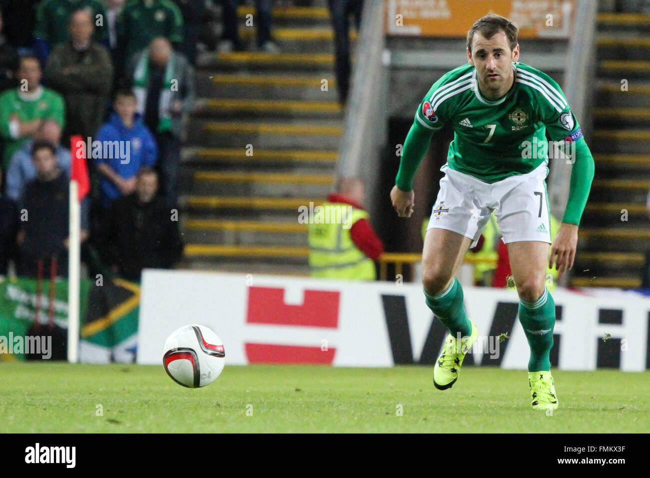 07 Sept 2015 - Euro 2016 Qualifications - Groupe F - Irlande du Nord 1 Hongrie 1. Le milieu de l'Irlande du Nord Niall McGinn. Banque D'Images