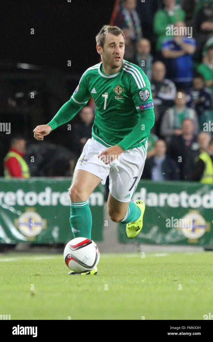 07 Sept 2015 - Euro 2016 Qualifications - Groupe F - Irlande du Nord 1 Hongrie 1. Le milieu de l'Irlande du Nord Niall McGinn. Banque D'Images