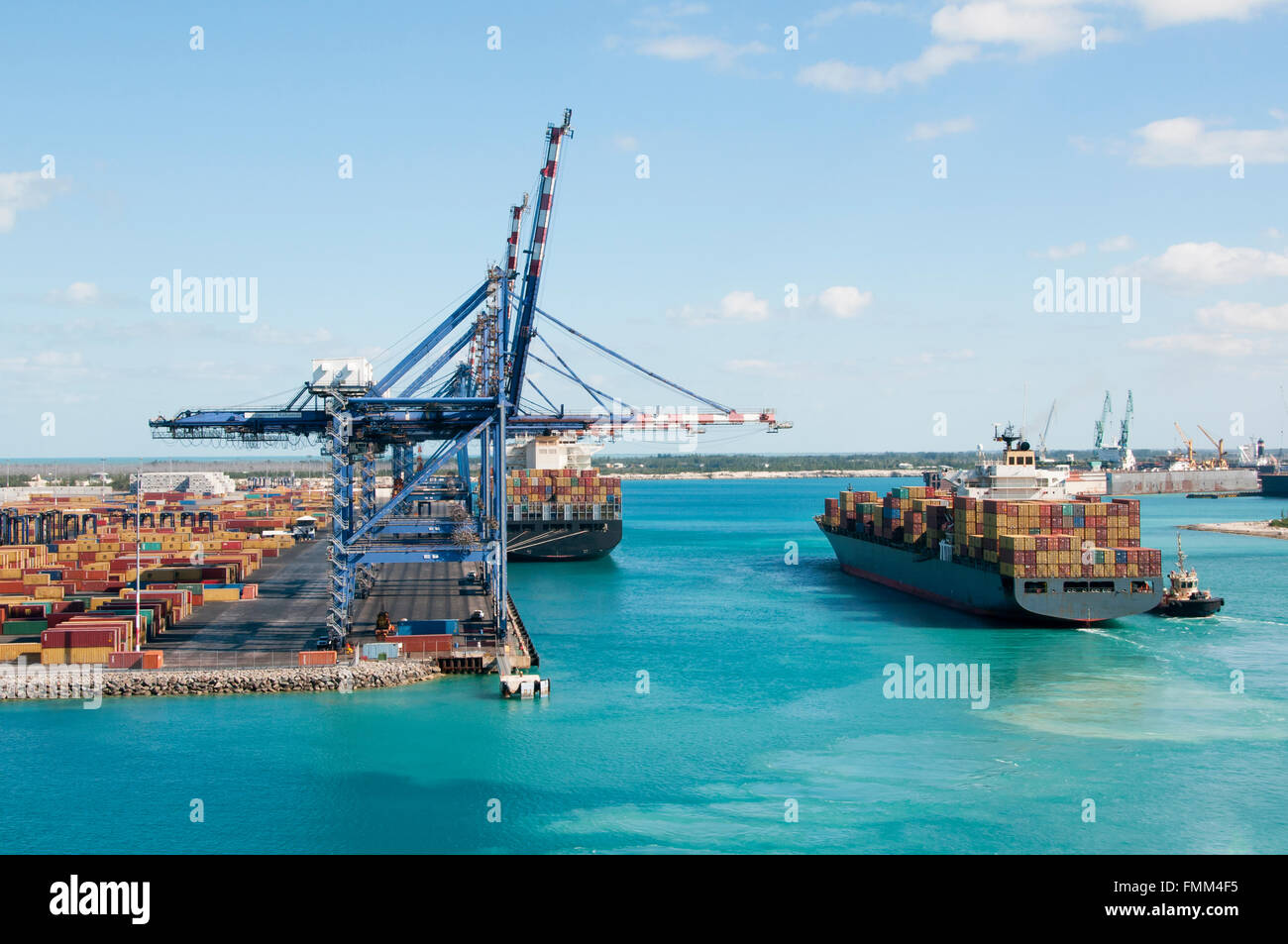 Port de Freeport Bahamas avec levage lourd chantier de conteneurs et de  grues en attente d'un navire hors charge sa cargaison Photo Stock - Alamy