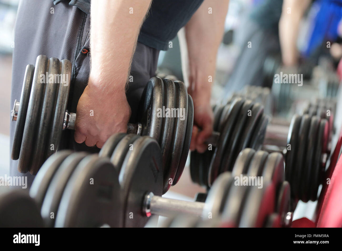 Cologne, Allemagne. 10 Mar, 2016. Tim l'entraînement en salle de sport à Cologne, Allemagne, 10 mars 2016. De plus en plus de gens sont à la recherche de sports individuels offres via internet. Photo : Oliver Berg/dpa/Alamy Live News Banque D'Images