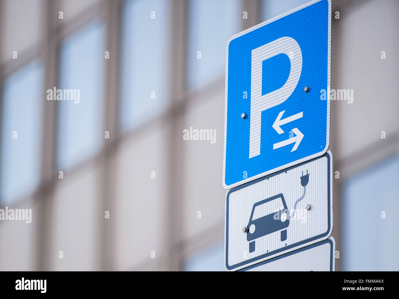 Hambourg, Allemagne. 09Th Mar, 2016. Un signe permettant de parking gratuit de voitures électriques, représenté à Hambourg, Allemagne, 09 mars 2016. La ville de Hambourg a mis en place un nouveau mât de charge y compris de nouveaux signes d'un parking gratuit et de charge des voitures électriques sur Schoenhausener Allee (lit. Schoenhausen Avenue). Photo : Lukas SCHULZE/dpa/Alamy Live News Banque D'Images