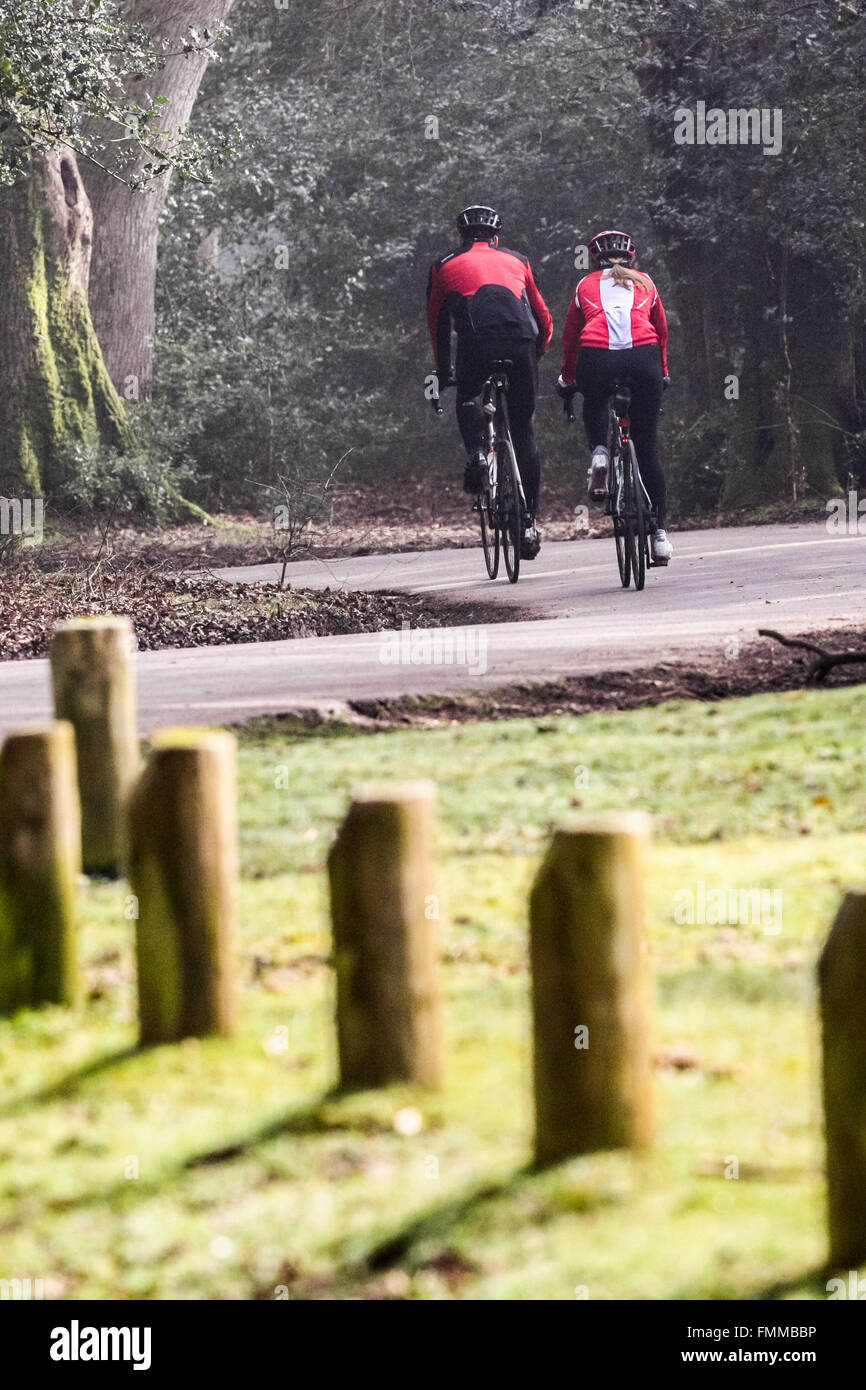 Deux cyclistes sur une route de campagne dans le New Forest dans le Hampshire Banque D'Images
