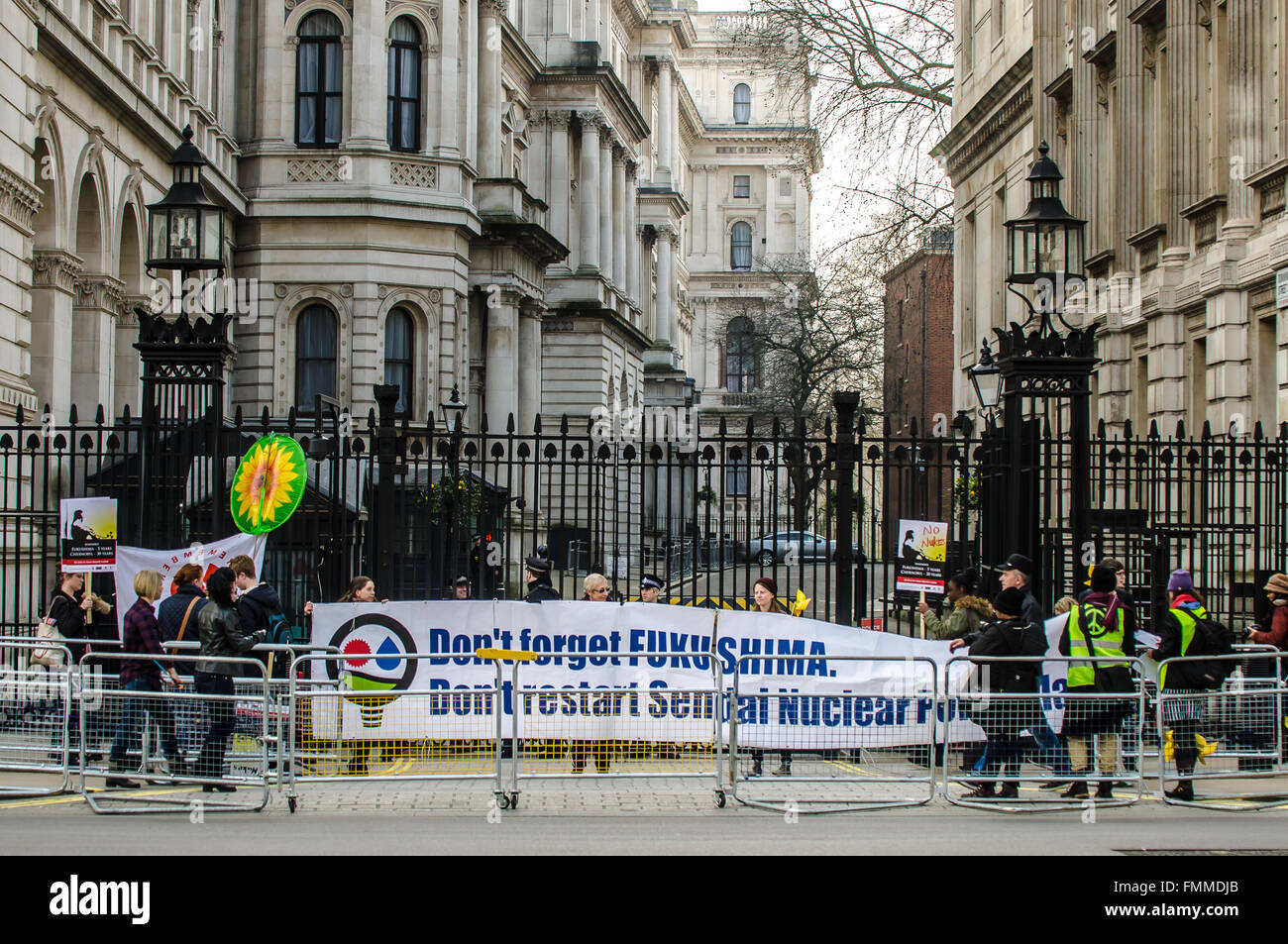 À l'occasion du cinquième anniversaire de la catastrophe de la centrale nucléaire de Fukushima, un rassemblement a eu lieu à Londres pour protester contre la décision japonaise de redémarrer la centrale nucléaire de Sendai Banque D'Images