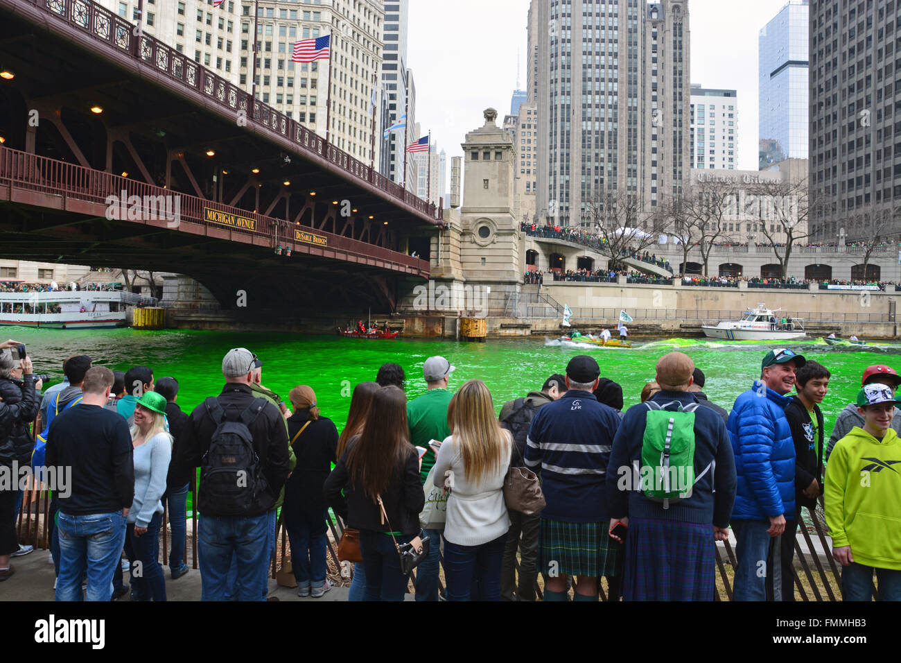 Regarder les gens de la banque comme les plombiers colorants de l'Union de la rivière Chicago en vert pour la Saint-Patrick le 12 mars 2016. Banque D'Images
