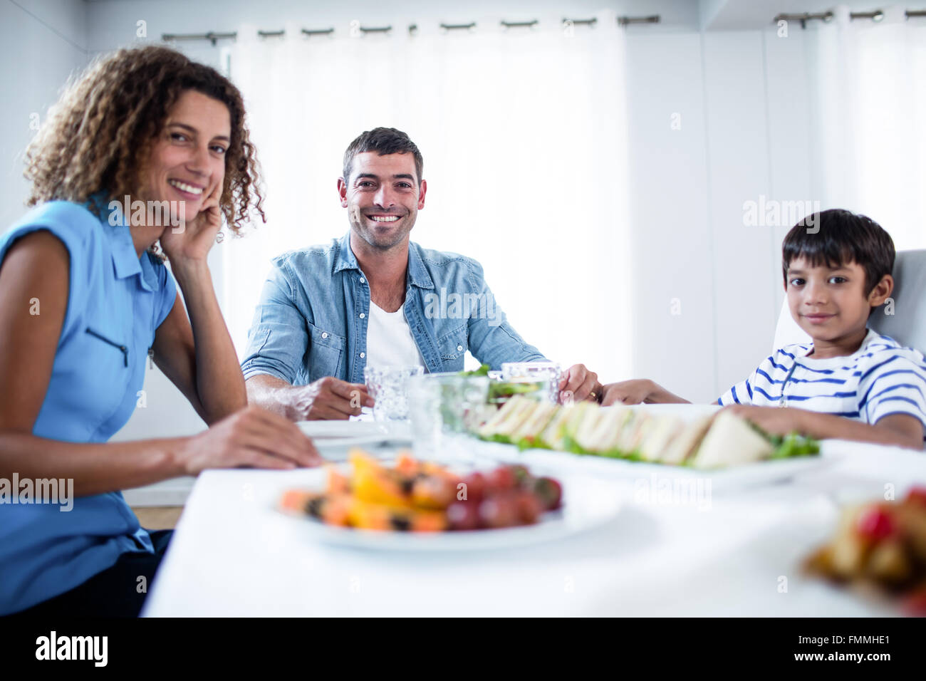 Famille assis à table de petit déjeuner Banque D'Images