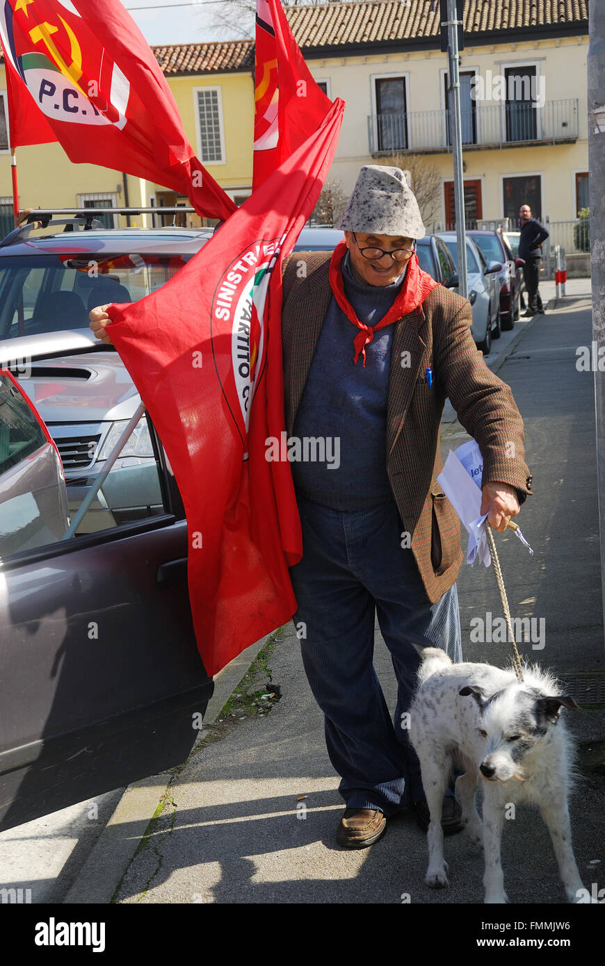 Vicenza, Mars 12th, 2016. Manifestation contre la guerre en Libye. Deux cents personnes se réunit en dehors de la base américaine 'Ederle'à Vicenza, Italie, pour protester contre l'intervention militaire en Libye italienne.La manifestation a été suivie par une délégation de femmes de Donetsk et Luhansk. Les slogans sont : arrêter la guerre, arrêter, arrêter l'OTAN, UE yankee go home. Credit : Ferdinando Piezzi/Alamy Live News Banque D'Images