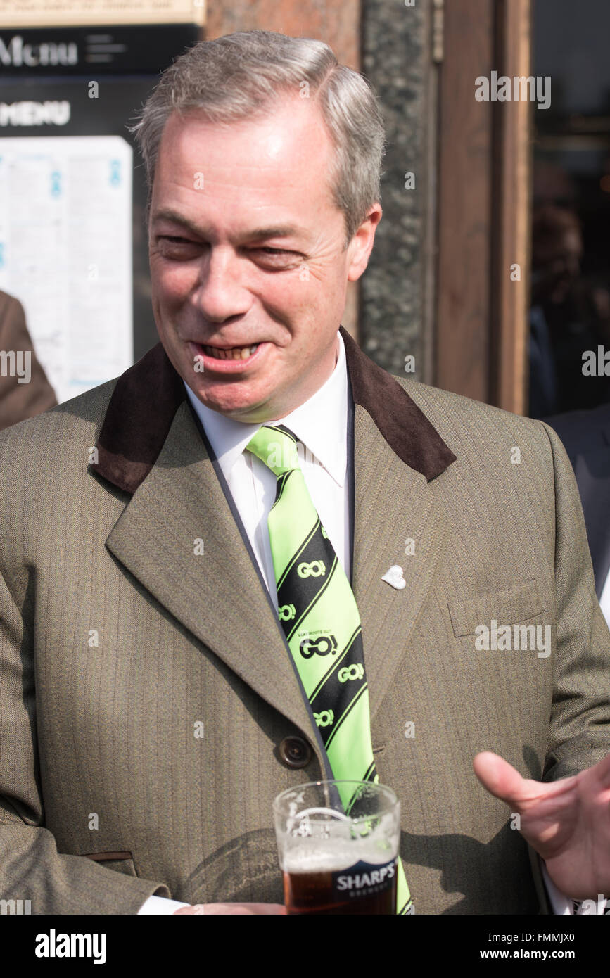 Romford, Essex, le 12 mars 2016, Nigel Farage, député européen, Chef de campagne de l'UKIP en Romford, Essex le jour du marché, avec Andrew Rosindell MP à l'appui du retrait du Royaume-Uni de l'Union européenne. Crédit : Ian Davidson/Alamy Live News Banque D'Images