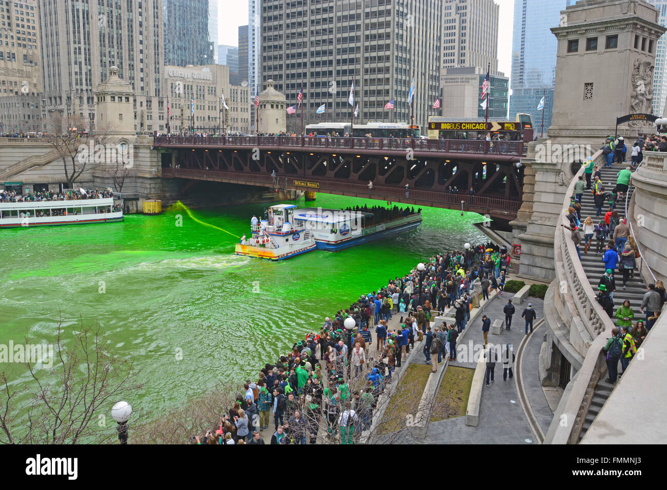 L'Union européenne chaque année plombiers colorants la rivière Chicago en vert pour la Saint-Patrick, le 12 mars 2016 Banque D'Images