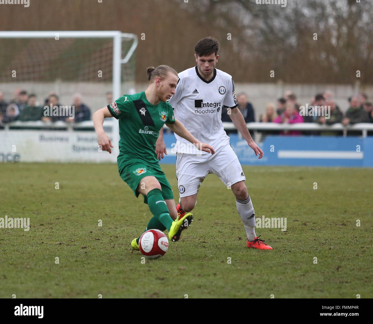 Nantwich, Cheshire. UK. 12 mars, 2016. Nantwich Town a perdu 4-2 à domicile à Halifax Town FC devant une foule de 2078 dans la 1ère demi-finale du Trophée FA jambe. La ville de Nantwich Matty Kosylo batailles pour la balle. Crédit : Simon Newbury/Alamy Live News Banque D'Images