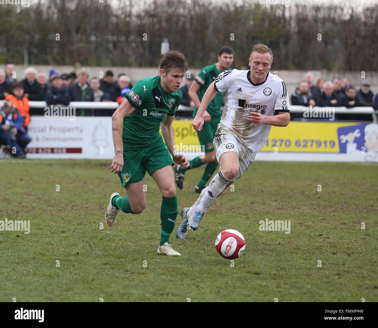 Nantwich, Cheshire. UK. 12 mars, 2016. Nantwich Town a perdu 4-2 à domicile à Halifax Town FC devant une foule de 2078 dans la 1ère demi-finale du Trophée FA jambe. Andy White de Nantwich Town avance avec la balle. Crédit : Simon Newbury/Alamy Live News Banque D'Images