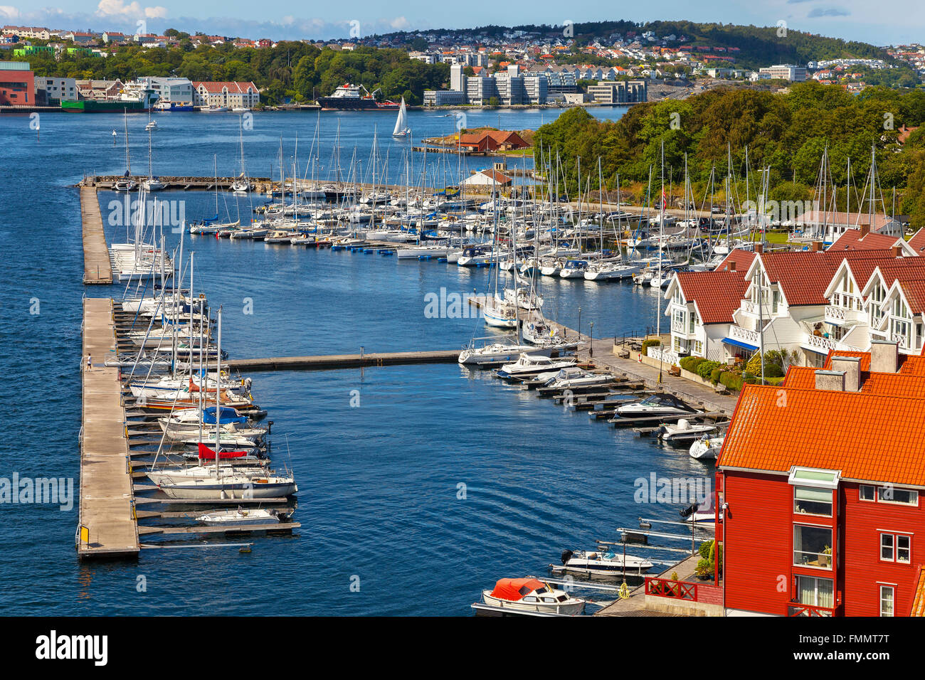 Voilier de plaisance avec de nombreux voiliers amarrés dans le port de Stavanger, Norvège. Banque D'Images