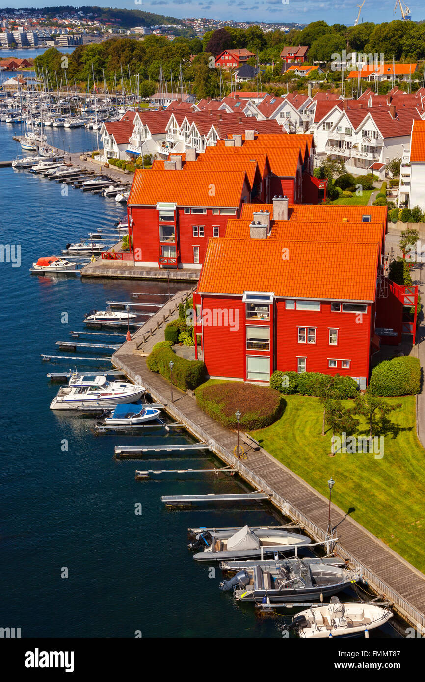 Voilier de plaisance avec de nombreux voiliers amarrés dans le port de Stavanger, Norvège. Banque D'Images