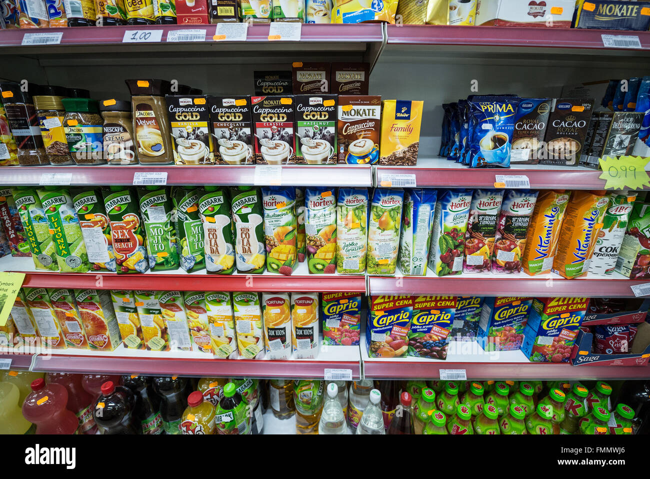 Jus de fruits et café instantané et en magasin avec produits de la Pologne dans l'Eixample, Barcelone, Espagne Banque D'Images