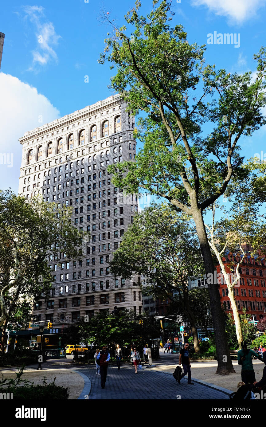 NEW YORK CITY - 8 octobre 2014 : le Flatiron building vu de Madison Square Park Banque D'Images