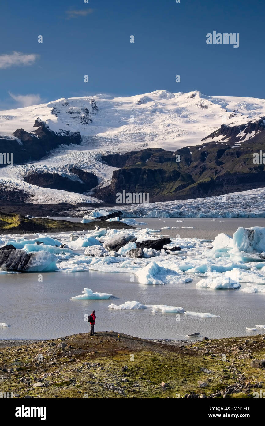 Walker surplombant la lagune de Fjallsarlon, soutenue par le glacier de  Vatnajokull, près de Hofn, dans le sud de l'Islande. MODÈLE PUBLIÉ Photo  Stock - Alamy