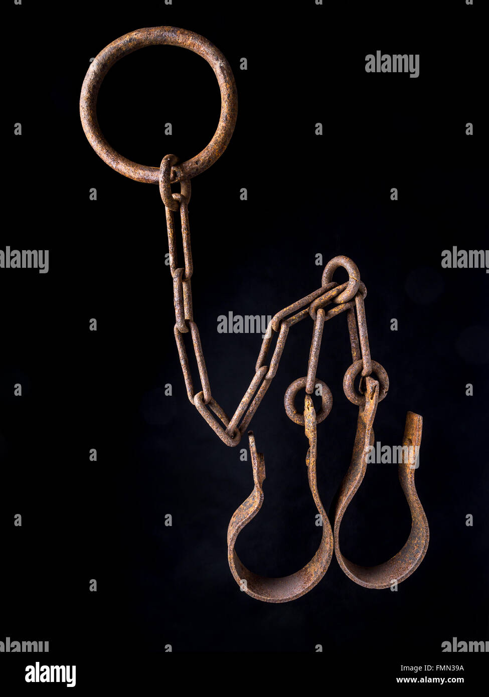 Old rusty shackles sur fond noir Banque D'Images