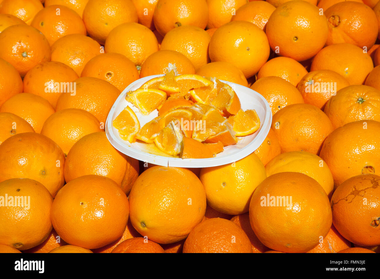 oranges exposées sur le marché pour la vente Banque D'Images