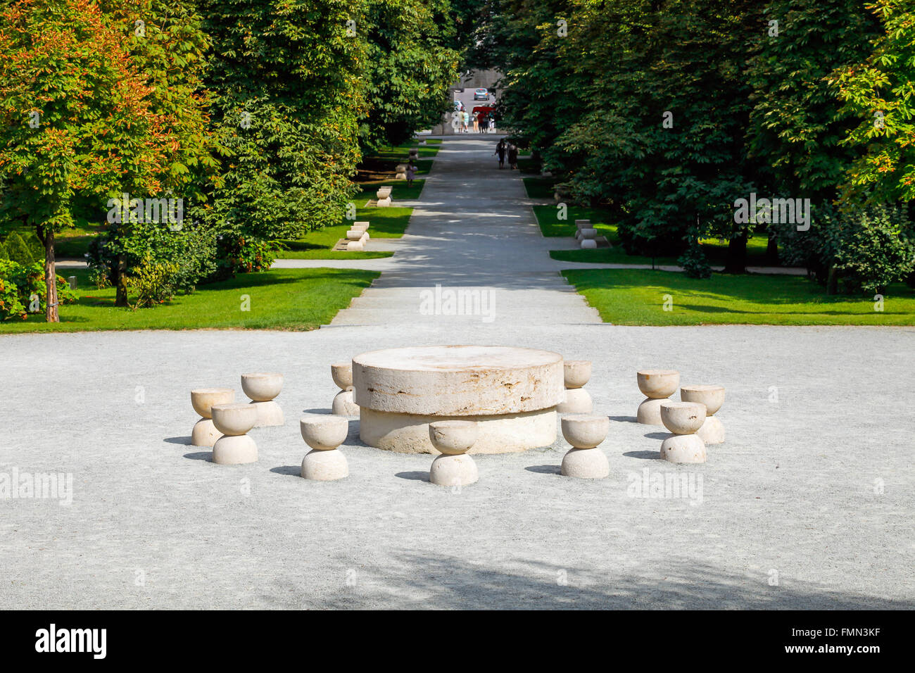 La Table du silence une sculpture de Constantin Brancusi à Targu Jiu, Roumanie Banque D'Images