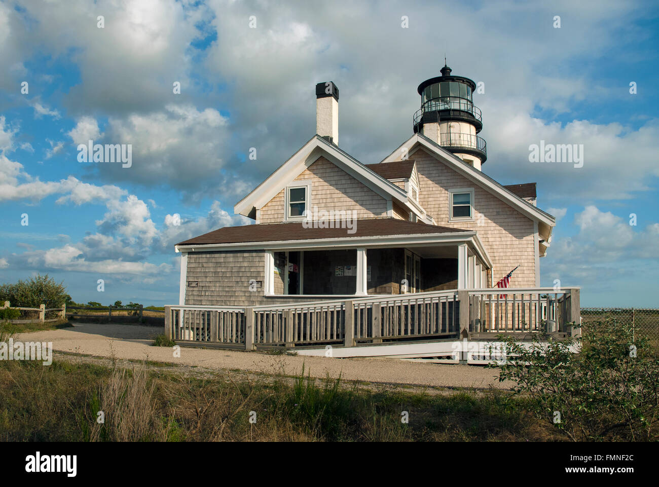 Soleil et nuages au-dessus de Highland lighthouse, le plus ancien phare à Cape Cod. Des visites guidées sont offertes pendant la saison estivale. Banque D'Images