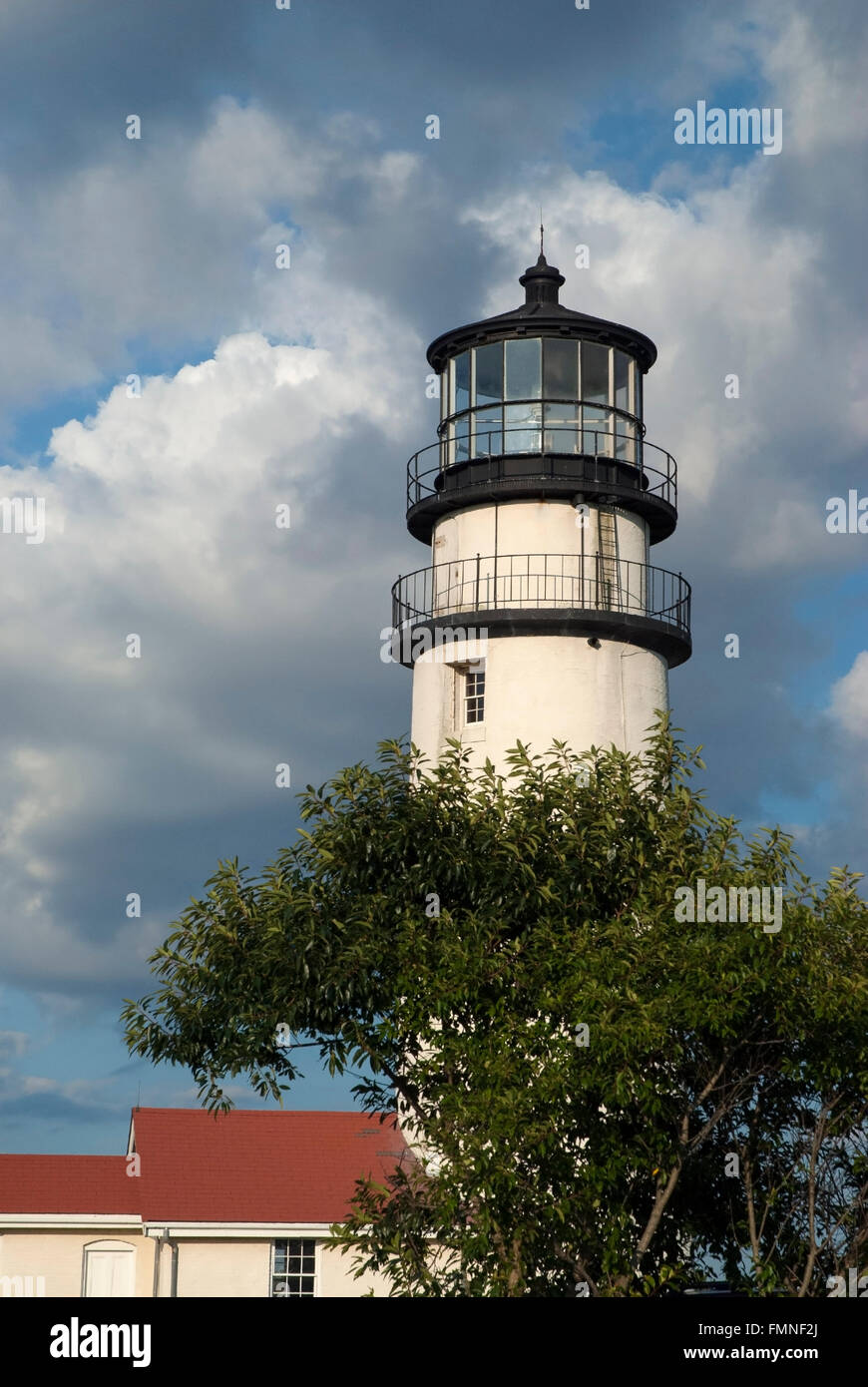 Cape Cod (Highland) tour lumineuse que les nuages rouler par un jour d'été. Des visites guidées sont offertes à l'intérieur de la tour pendant la saison estivale. Banque D'Images