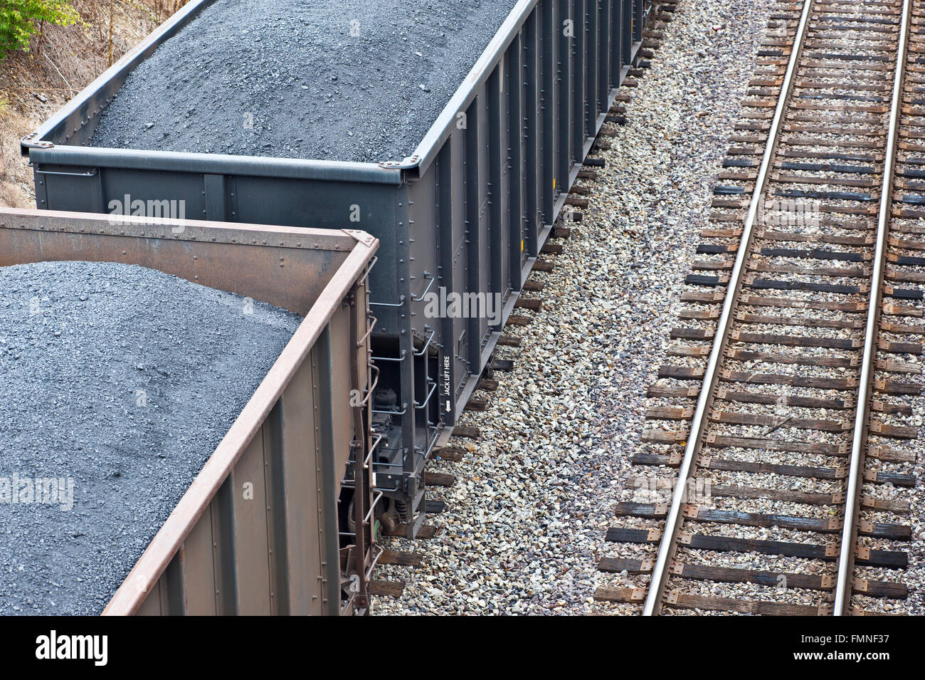 Wagons chargés de charbon à côté de plus de pistes Banque D'Images