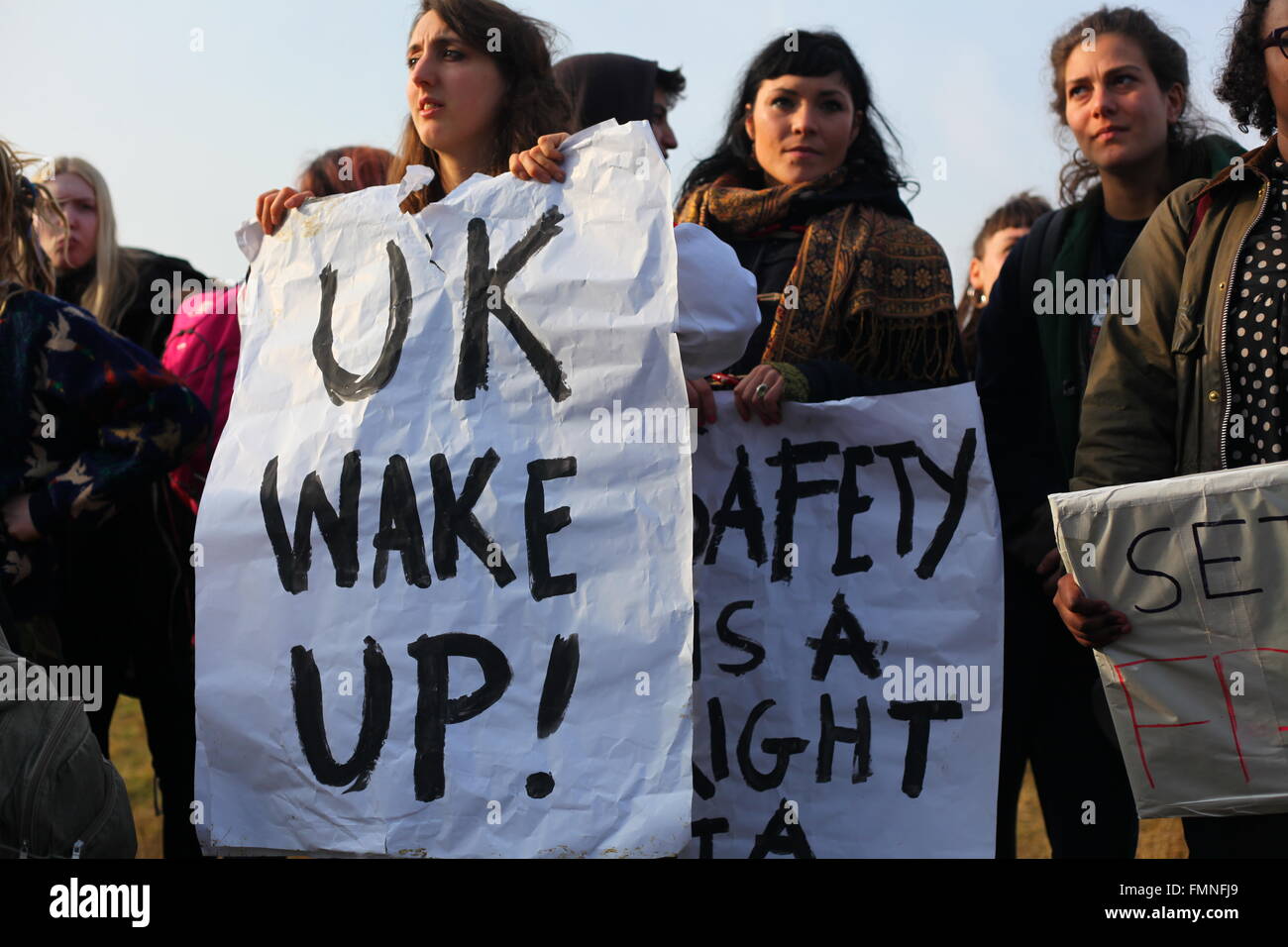 Bedfordshire, Royaume-Uni. 12 mars, 2016. Des milliers de manifestants se sont réunis au Centre de Détention de Yarl's Wood pour exiger la fermeture de tous les centres de détention de l'immigration au Royaume-Uni.. Credit : Penelope Barritt/Alamy Live News Banque D'Images