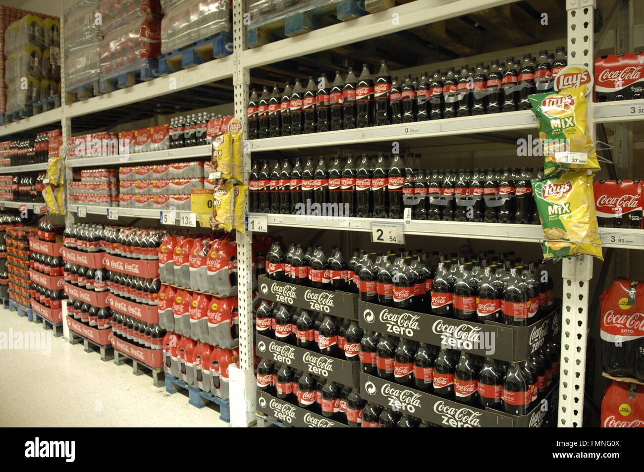 Coca-Cola (souvent appelée simplement Coke) est une boisson gazeuse[1] produit par The Coca-Cola Company, d'Atlanta (Géorgie) Banque D'Images