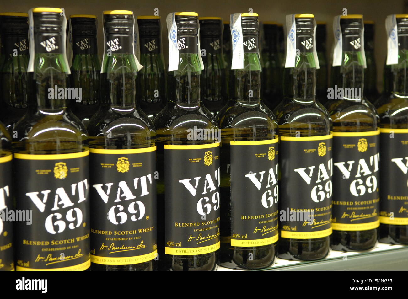 69 La TVA est un blended Scotch whisky administré par Diageo.affiché sur l'écart en supermarché. Banque D'Images