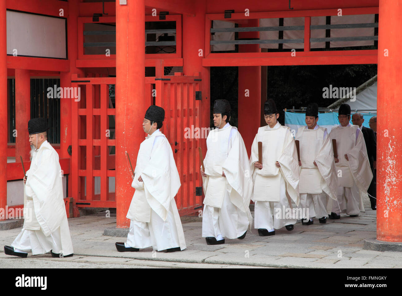 Le Japon, Kyoto, sanctuaire Shimogamo-jinja, Setsubun Festival, les prêtres shinto, Banque D'Images