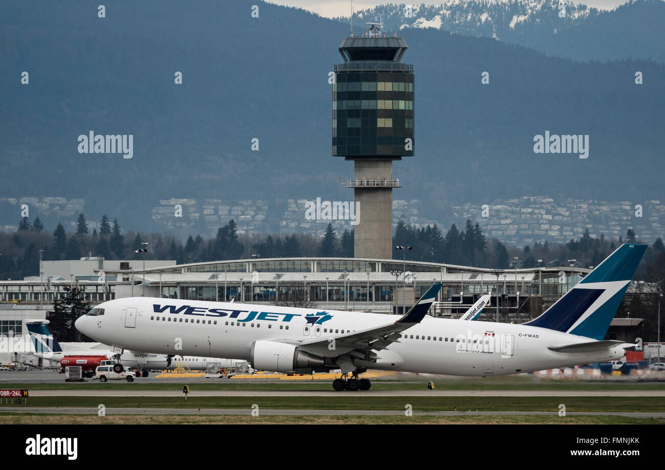 WestJet Airlines Boeing 767-300ER C-FWAD prendre au décollage au départ de l'Aéroport International de Vancouver, Canada Banque D'Images