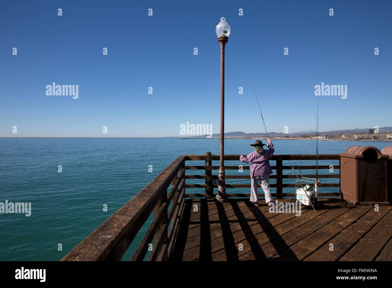 Femme jetée de pêche, Oceanside, California, USA Banque D'Images