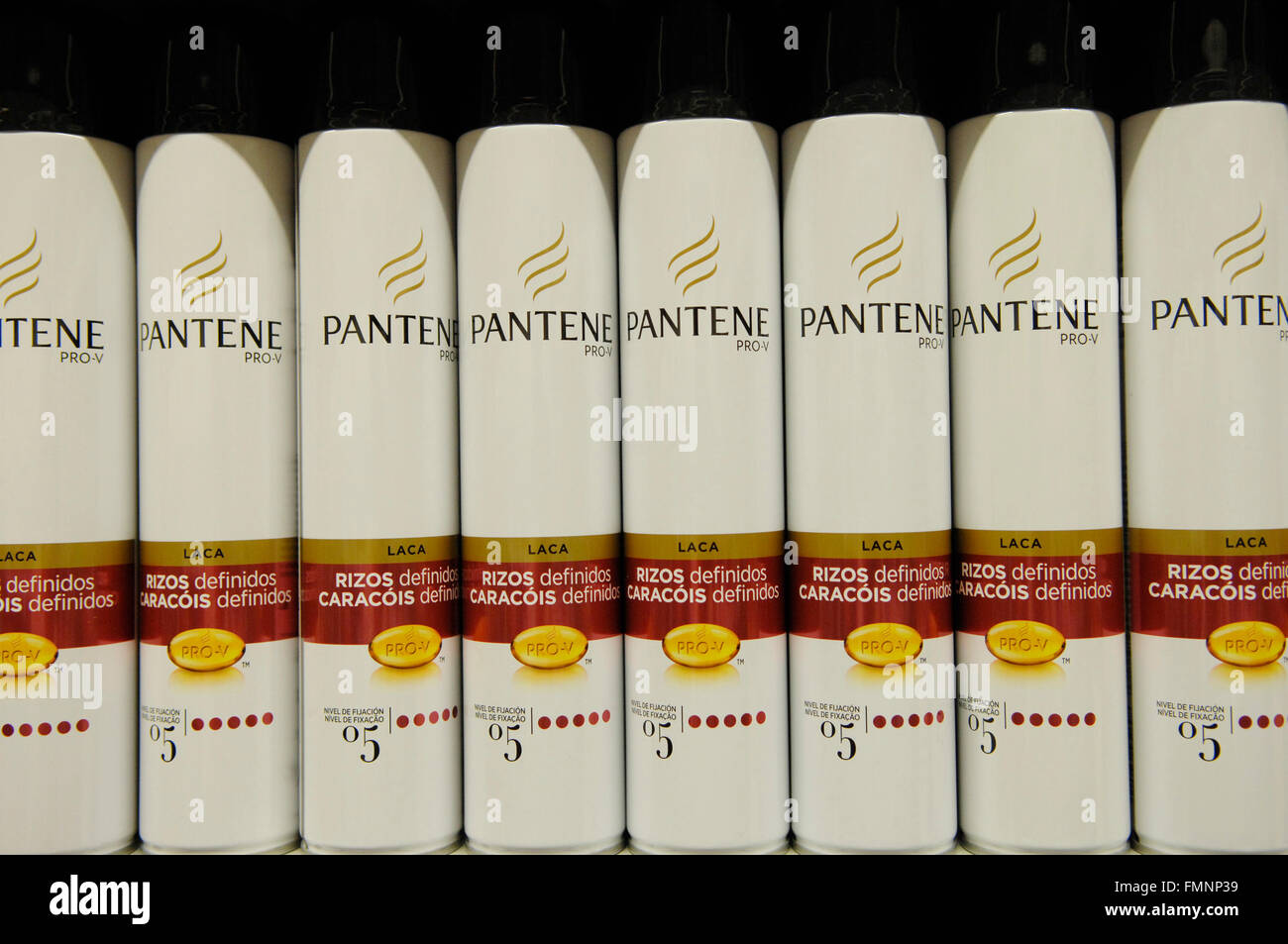 Bouteilles de shampooing Pantene à Carrefour, Malaga, Espagne Photo Stock -  Alamy