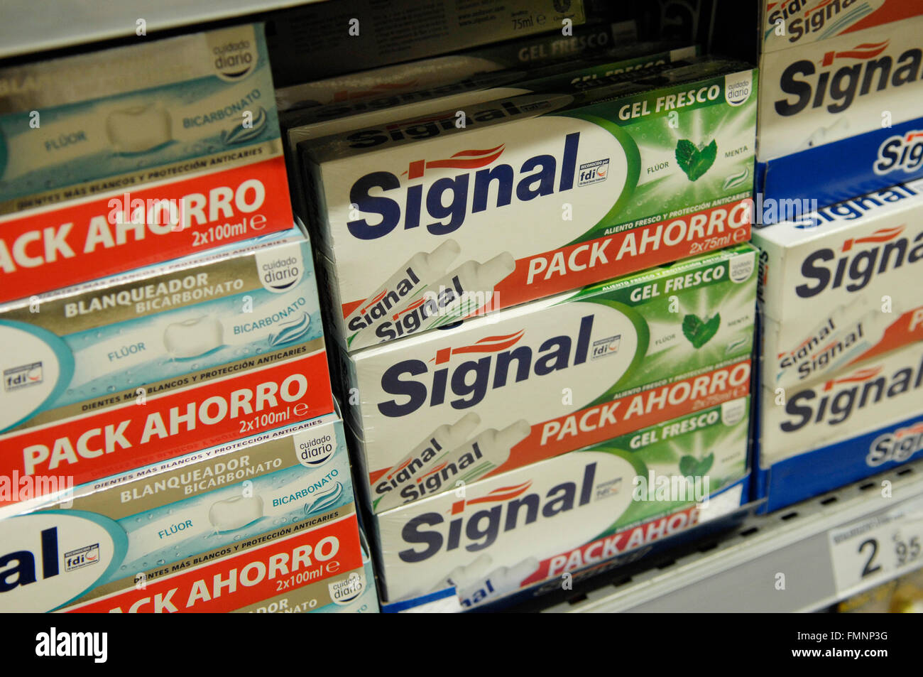 Multi pack Boîtes de dentifrice Signal à Carrefour- Malaga, Espagne Banque D'Images