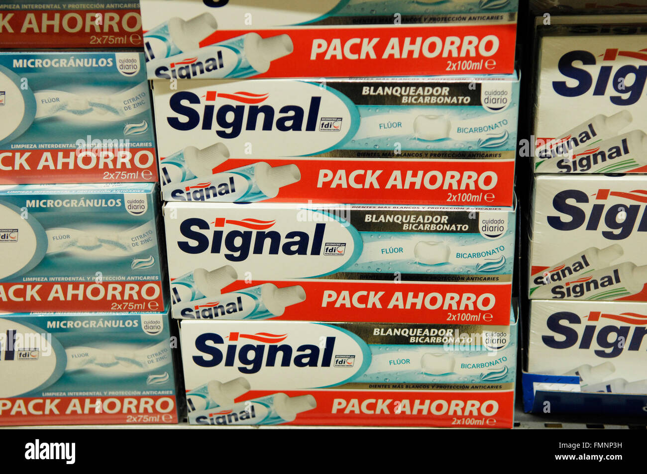 Multi pack Boîtes de dentifrice Signal à Carrefour- Malaga, Espagne Banque D'Images