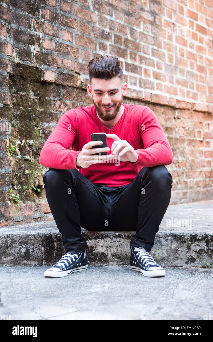 Young man with mobile phone Banque D'Images