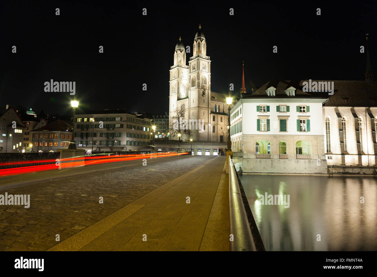 Pont et Minster la nuit à Zurich, Suisse Banque D'Images