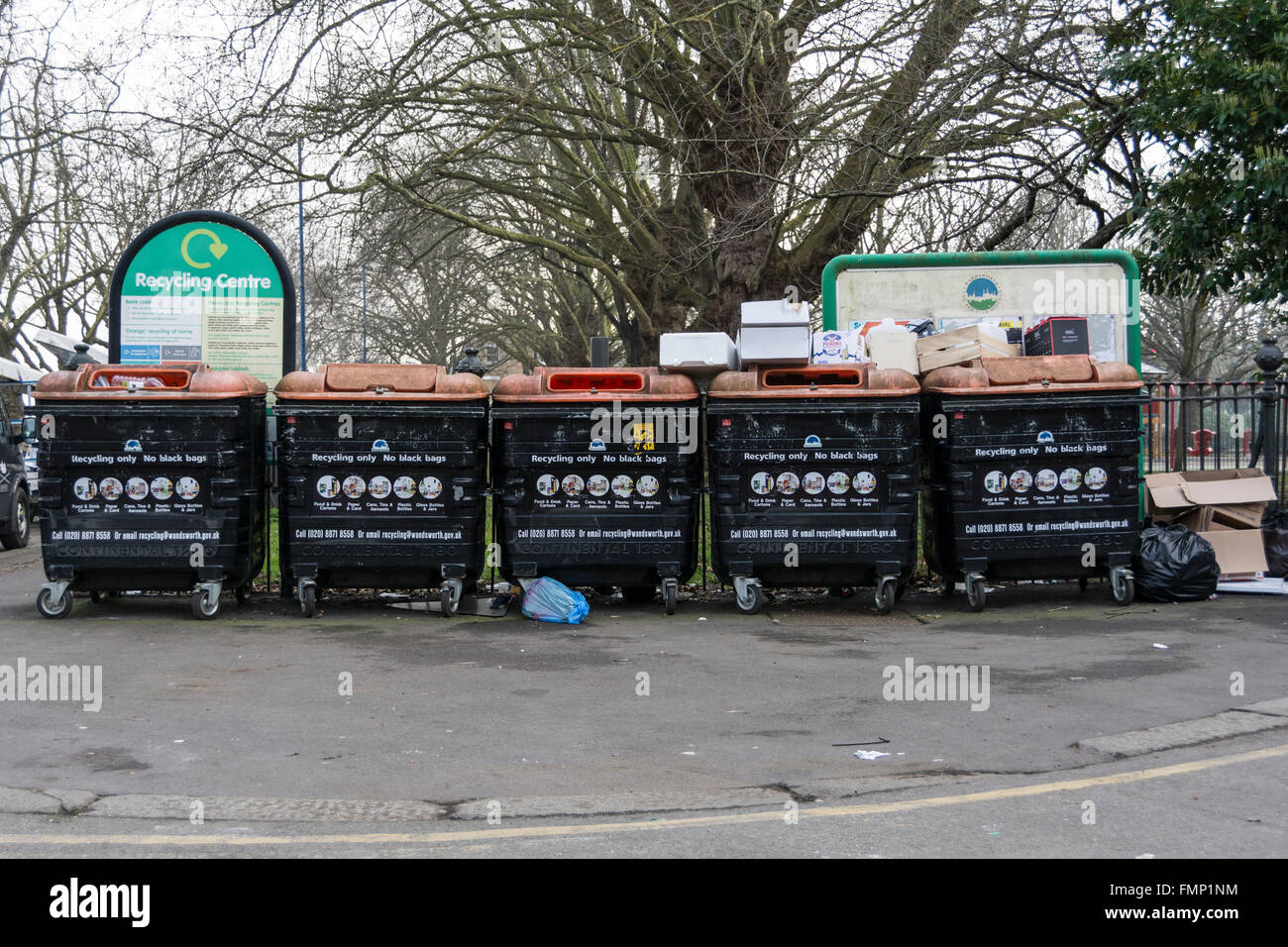 Une rangée de 5 bacs de recyclage sur un jour d'hiver gris Banque D'Images