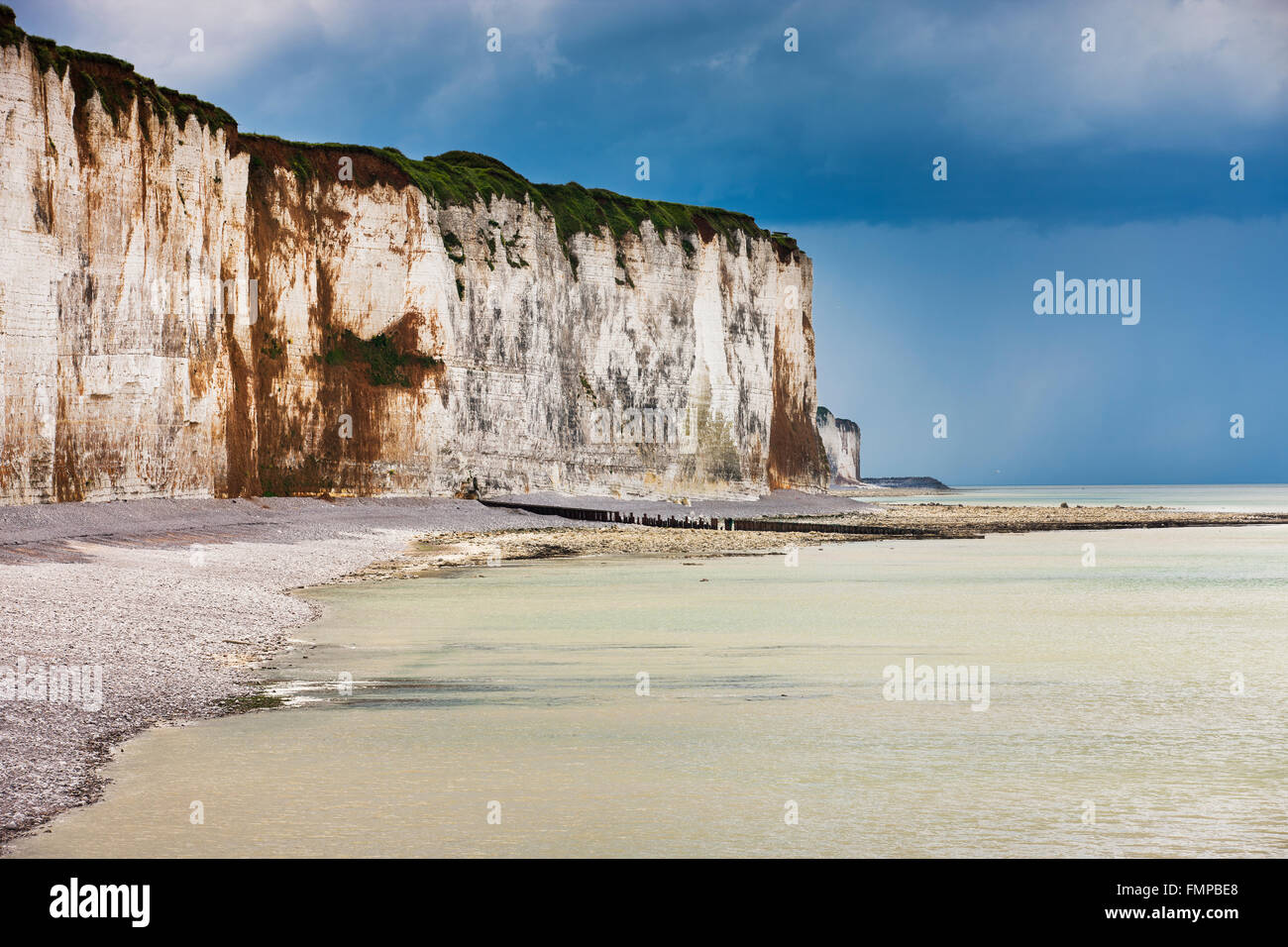Menaces sur des falaises de craie sur la côte près de Veules-les-Roses, département Seine-Maritime, Normandie, France Banque D'Images