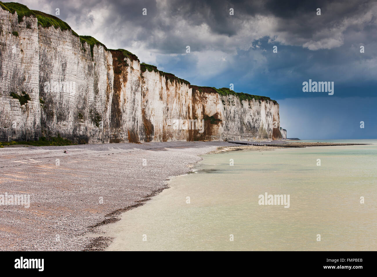 Menaces sur des falaises de craie sur la côte près de Veules-les-Roses, département Seine-Maritime, Normandie, France Banque D'Images