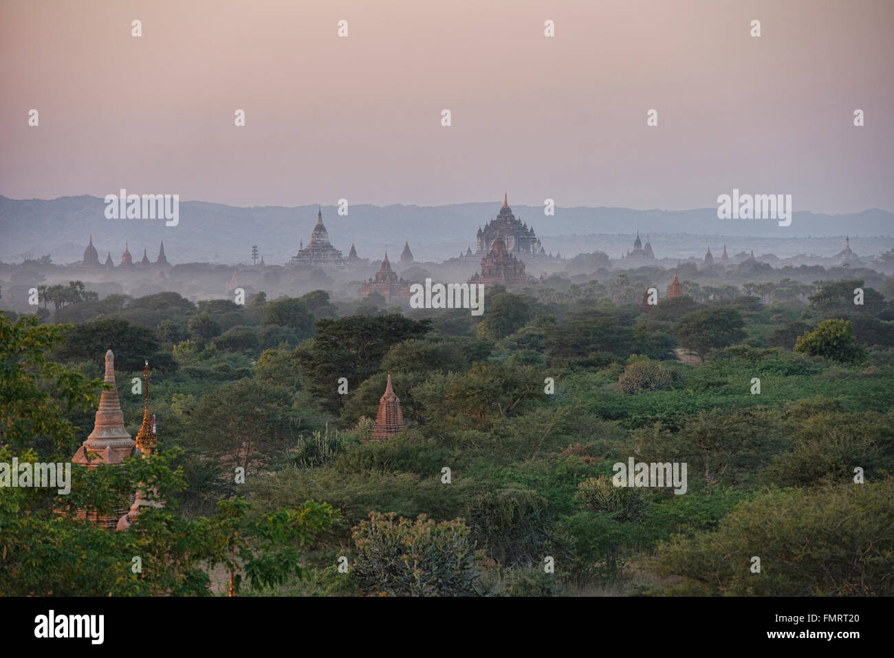 Temple Dhammayangyi s'élève au-dessus des plaines, Bagan, Myanmar Banque D'Images
