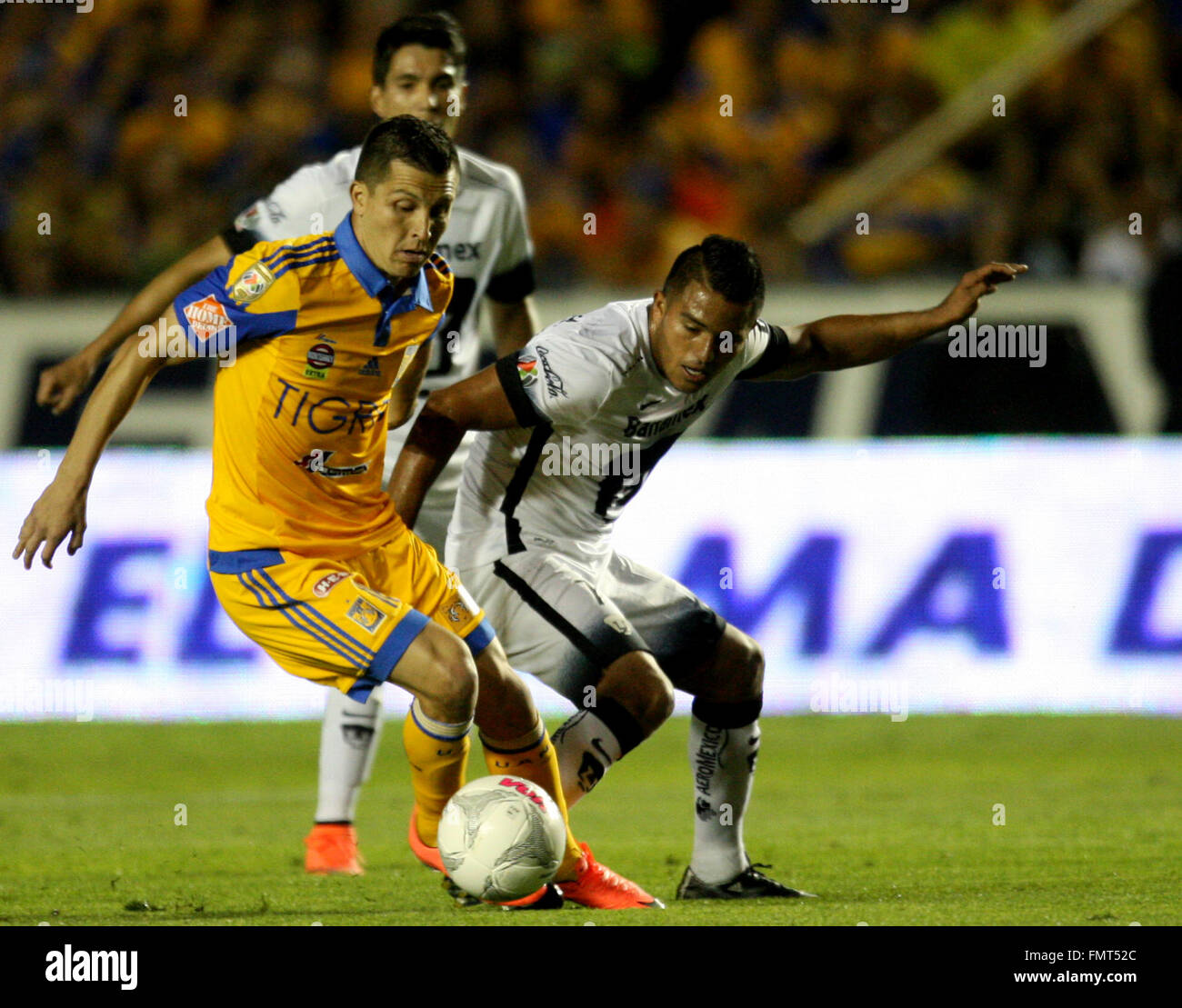 Nuevo Leon, au Mexique. Mar 12, 2016. Tigres' Jose Torres (L) rivalise pour le bal avec l'UNAM Pumas Javier Cortes pendant leur match de la 10e journée du tournoi de clôture 2016 MX de ligue au stade de l'Université à San Nicolas de los Garza, l'État de Nuevo Leon, Mexique, le 12 mars 2016. © Str/Xinhua/Alamy Live News Banque D'Images