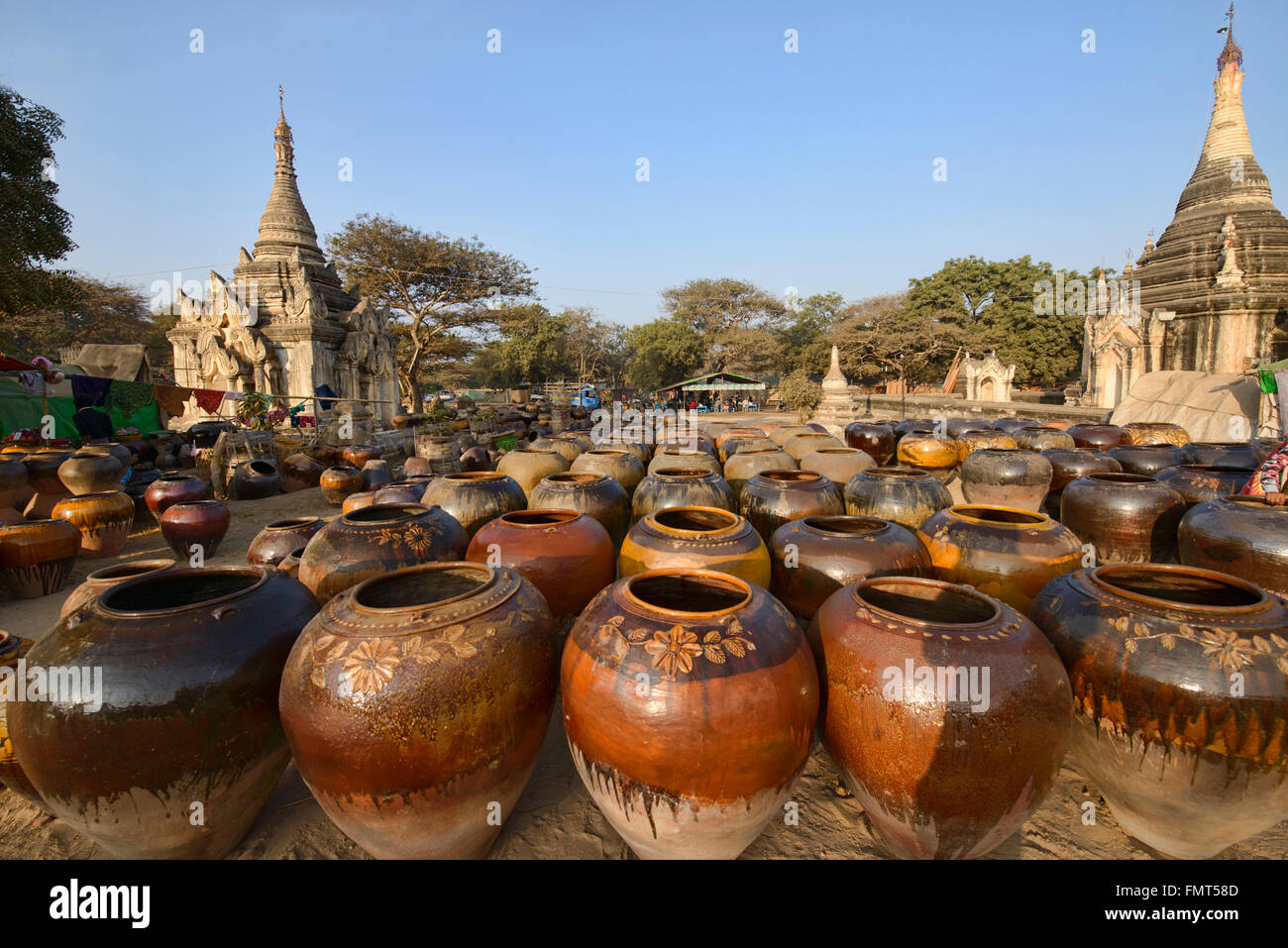 Pots en céramique géant, Bagan, Myanmar Banque D'Images